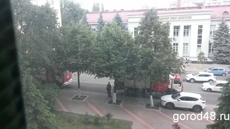 В Липецке пожарные выезжали на задымление подъезда В Липецке пожарные выезжали на задымление подъезда