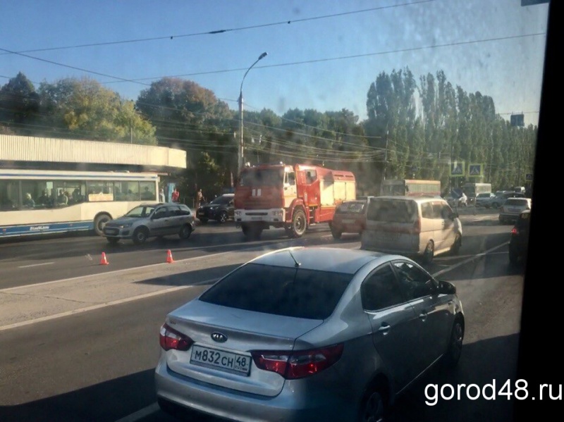 Новости липецка сегодня город дтп. Авария с пожарной машиной в Липецке. ДТП В Липецке сегодня с пожарной машиной. ДТП В Липецке сегодня утром. Пожар машин в Липецке.