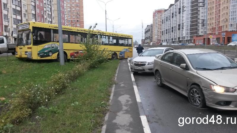На улице Свиридова автоледи сбила автобус На улице Свиридова автоледи сбила автобус