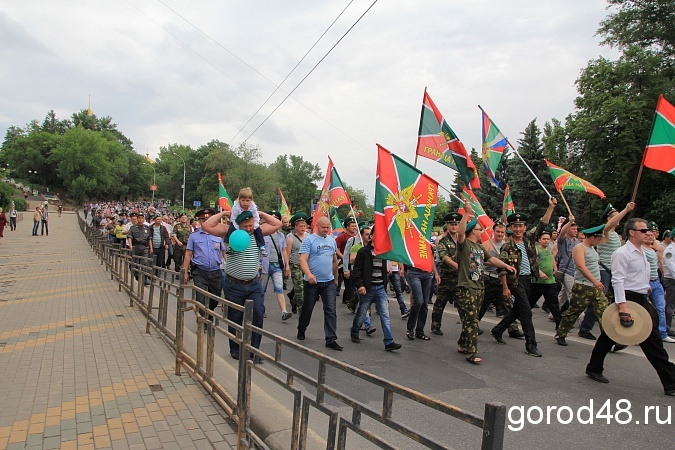 Май липецк. Пограничники Липецка. День пограничника в Липецке. Город 48 день пограничника. Шествие пограничников 28 мая 2017 фото.