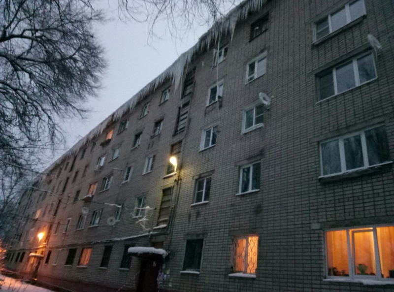 Над липчанами нависли сосульки высотой в два с лишним этажа Над липчанами нависли сосульки высотой в два с лишним этажа
