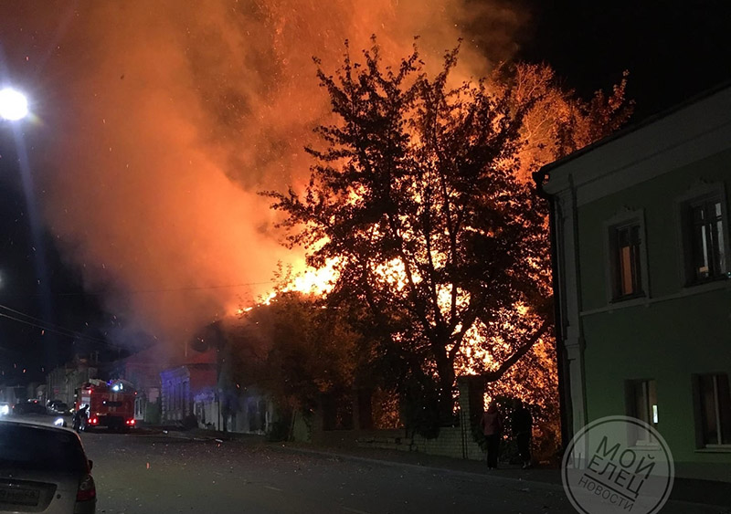 Старинное здание сгорело в центре Ельца Старинное здание сгорело в центре Ельца