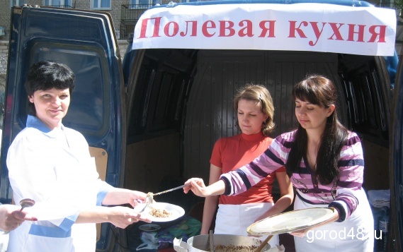 Добринцев накормили фронтовой кашей Добринцев накормили фронтовой кашей
