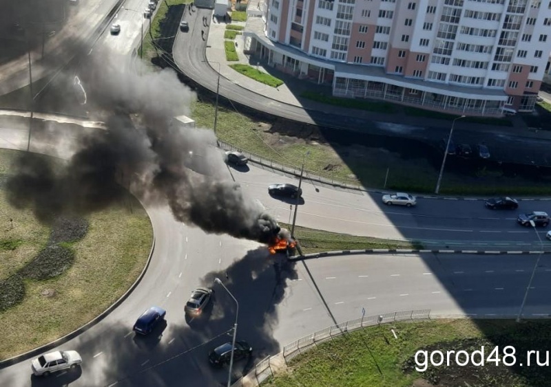На кольце Стаханова-Свиридова в результате ДТП сгорел автомобиль «Вольво» На кольце Стаханова-Свиридова в результате ДТП сгорел автомобиль «Вольво»
