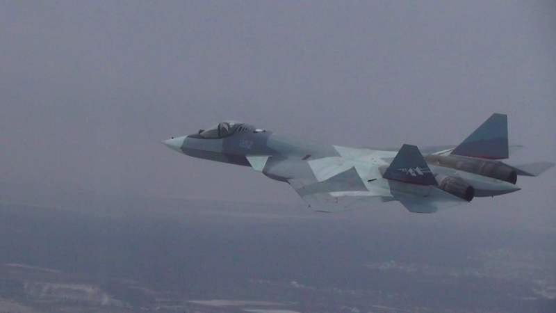 В сети появилось видео боевого разворота Су-57 с беспилотника В сети появилось видео боевого разворота Су-57 с беспилотника