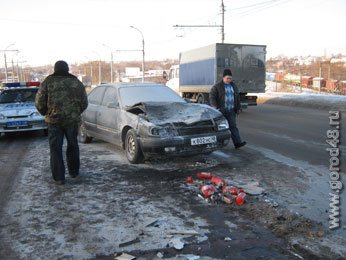 На Сокольском мосту загорелась машина На Сокольском мосту загорелась машина