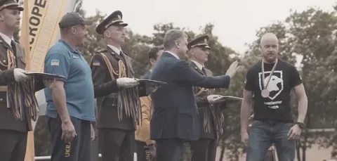 Боец «Азова» объяснил отказ пожать руку Порошенко Боец «Азова» объяснил отказ пожать руку Порошенко