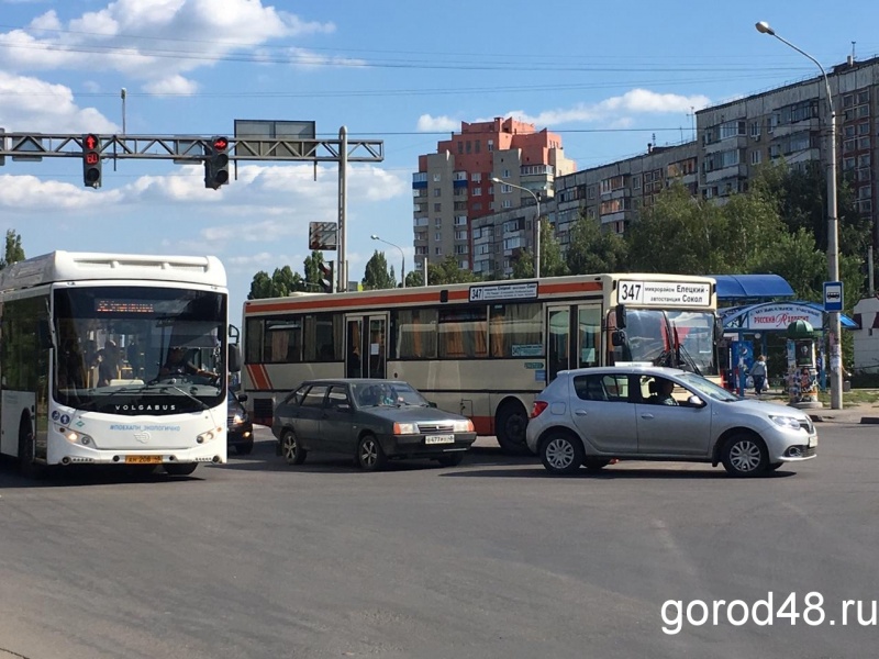 Из-за столкновения двух пассажирских автобусов в Липецке образовалась пробка на дороге Из-за столкновения двух пассажирских автобусов в Липецке образовалась пробка на дороге