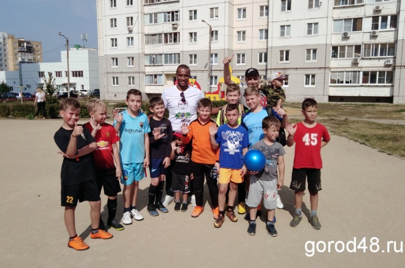 В обычный липецкий двор приехал известный бразильский футболист Сирило (ФОТО) В обычный липецкий двор приехал известный бразильский футболист Сирило (ФОТО)