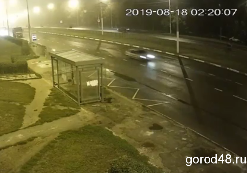 На кольце Стаханова-Катукова автомобиль врезался в забор На кольце Стаханова-Катукова автомобиль врезался в забор