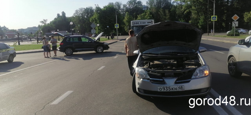 Два ДТП на расстоянии двухсот метров случились в Липецке Два ДТП на расстоянии двухсот метров случились в Липецке