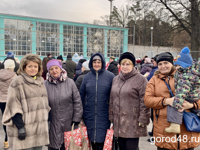 В восьмой раз ребята из Левобережья получают накануне Нового года яркую сказку и сладкие подарки В восьмой раз ребята из Левобережья получают накануне Нового года яркую сказку и сладкие подарки