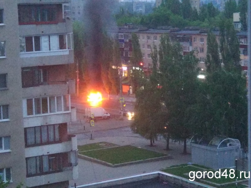 Рано утром в Липецке сгорел автомобиль такси Рано утром в Липецке сгорел автомобиль такси