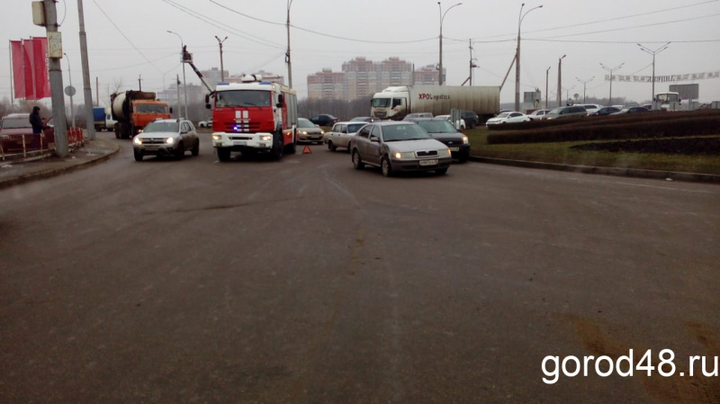 В Липецке «Шкода» врезалась в пожарный автомобиль В Липецке «Шкода» врезалась в пожарный автомобиль