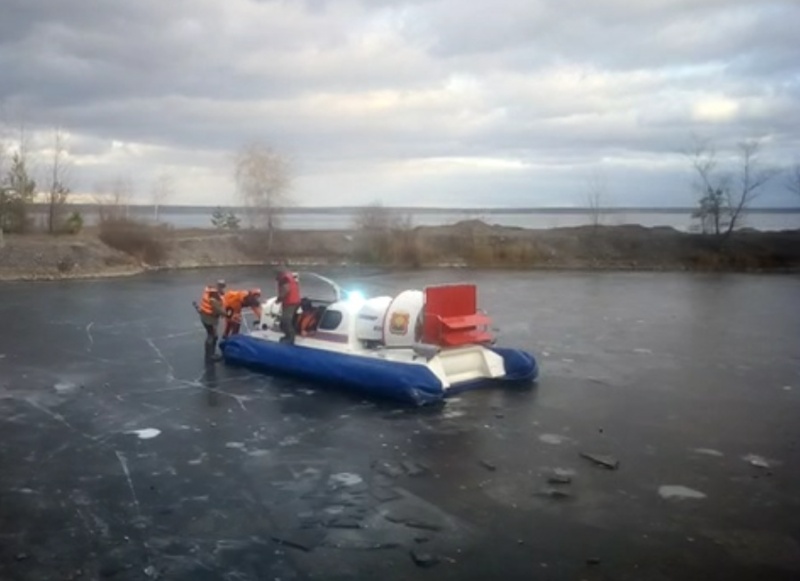 Льдина с рыбаками оторвалась от берега Матырского водохранилища Льдина с рыбаками оторвалась от берега Матырского водохранилища