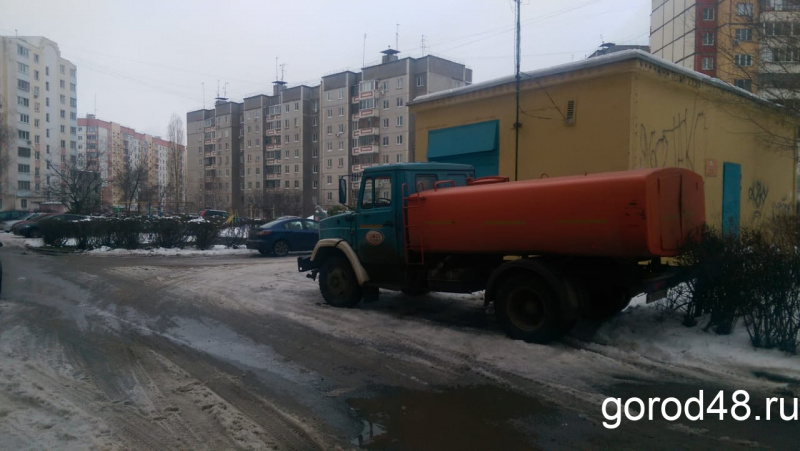 Цистерны с водой дежурят на четырех улицах «новых» микрорайонов Цистерны с водой дежурят на четырех улицах «новых» микрорайонов