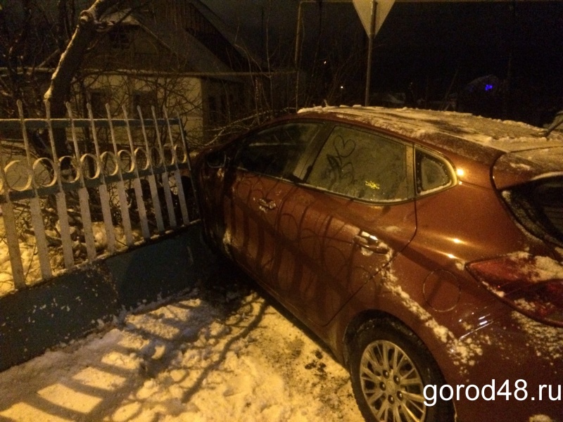 В Грязях автоледи сбила пешехода и снесла забор В Грязях автоледи сбила пешехода и снесла забор
