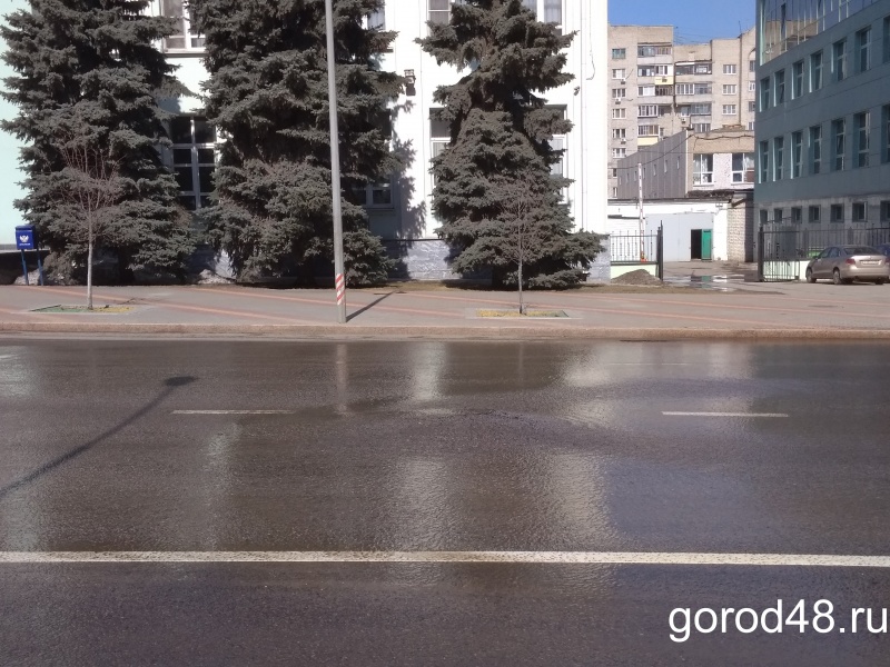 Напротив здания Липецкого горсовета вздыбился асфальт Напротив здания Липецкого горсовета вздыбился асфальт
