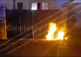 Высоковольтный кабель упал и горел под забором жилого дома на улице Пришвина