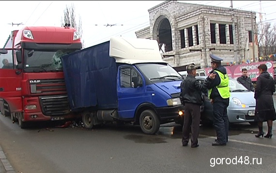 Польскую фуру в Липецке протаранила "Газель" с луком Польскую фуру в Липецке протаранила "Газель" с луком