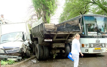 Липецкая ГАЗель столкнулась с КрАЗом в Воронеже Липецкая ГАЗель столкнулась с КрАЗом в Воронеже