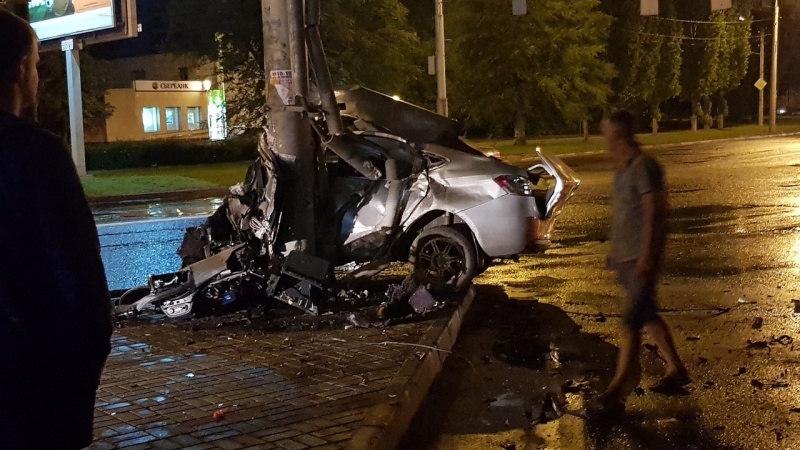 Ночью в Липецке 21-летний липчанин на автомобиле врезался в столб Ночью в Липецке 21-летний липчанин на автомобиле врезался в столб