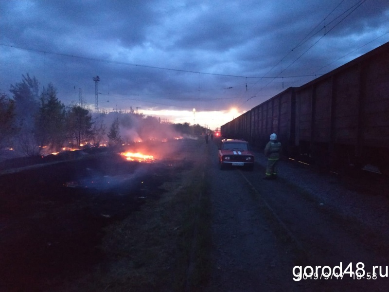 В Грязях горящую вдоль железнодорожных путей растительность тушили с помощью пожарного поезда В Грязях горящую вдоль железнодорожных путей растительность тушили с помощью пожарного поезда