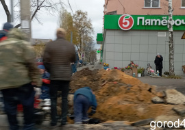 На улице Горького раскопали новый тротуар, которому всего два месяца! 