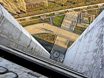 В Липецке 21-летняя женщина сбросилась с 16-этажного дома В Липецке 21-летняя женщина сбросилась с 16-этажного дома