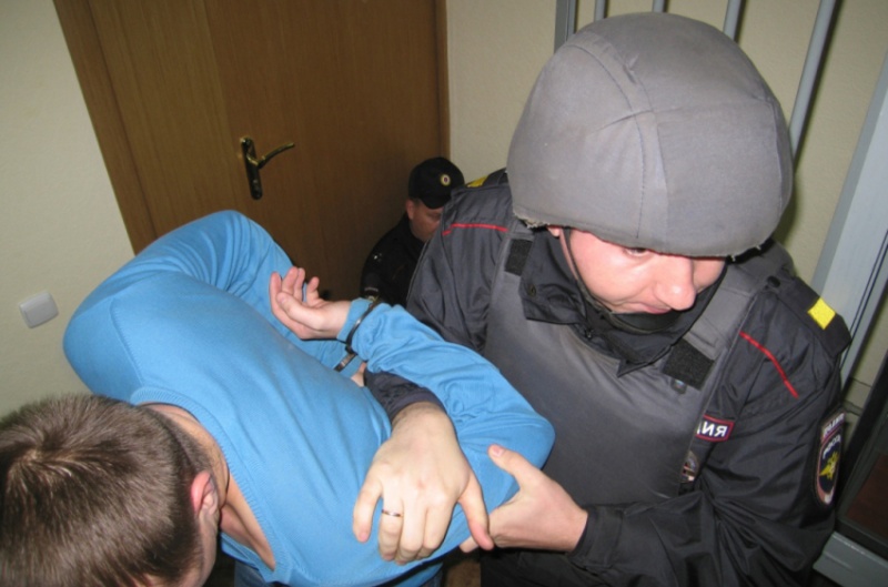 По информации оперативников, создатели финансовой пирамиды могут готовить побег из зала суда По информации оперативников, создатели финансовой пирамиды могут готовить побег из зала суда