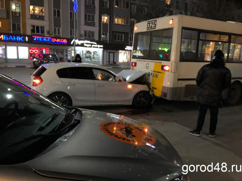 «BMW» врезался в автобус в центре Липецка «BMW» врезался в автобус в центре Липецка