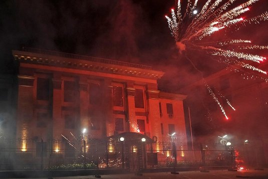 Российское посольство в Киеве забросали дымовыми шашками Российское посольство в Киеве забросали дымовыми шашками