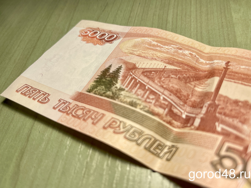 Иностранец предложил полицейскому взятку в 5000 рублей, но тот отказался