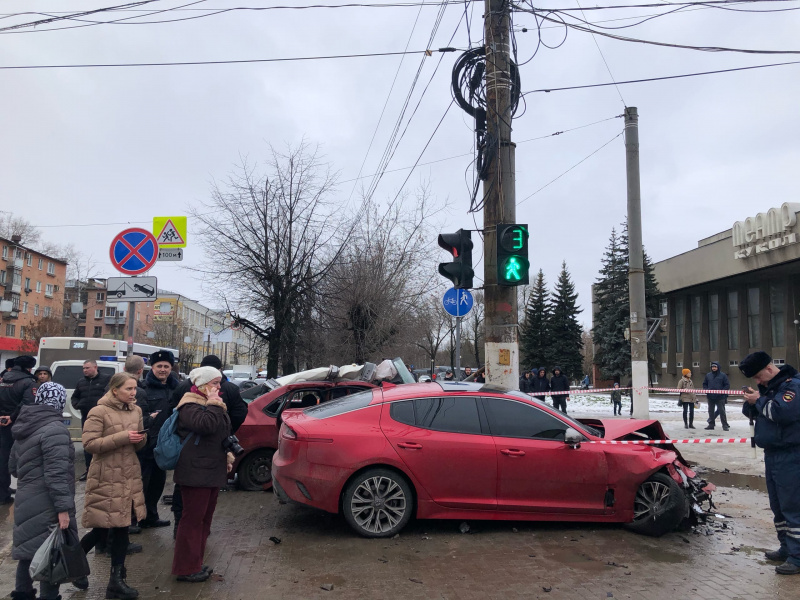 Две машины врезались в толпу пешеходов на тротуаре в Твери Две машины врезались в толпу пешеходов на тротуаре в Твери