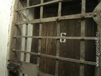 В Липецке прохожие сломали руку уличному грабителю В Липецке прохожие сломали руку уличному грабителю