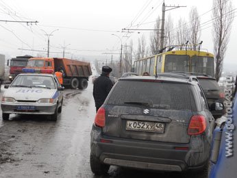 В Липецке на Октябрьском мосту столкнулись 4 автомобиля В Липецке на Октябрьском мосту столкнулись 4 автомобиля