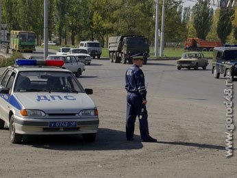 На Октябрьском мосту улетели в кювет «Жигули» На Октябрьском мосту улетели в кювет «Жигули»