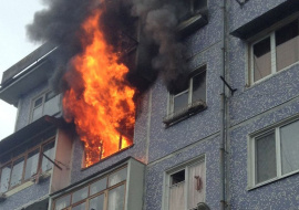 В Ярославле соседи спасли из горящей квартиры женщину и ребенка