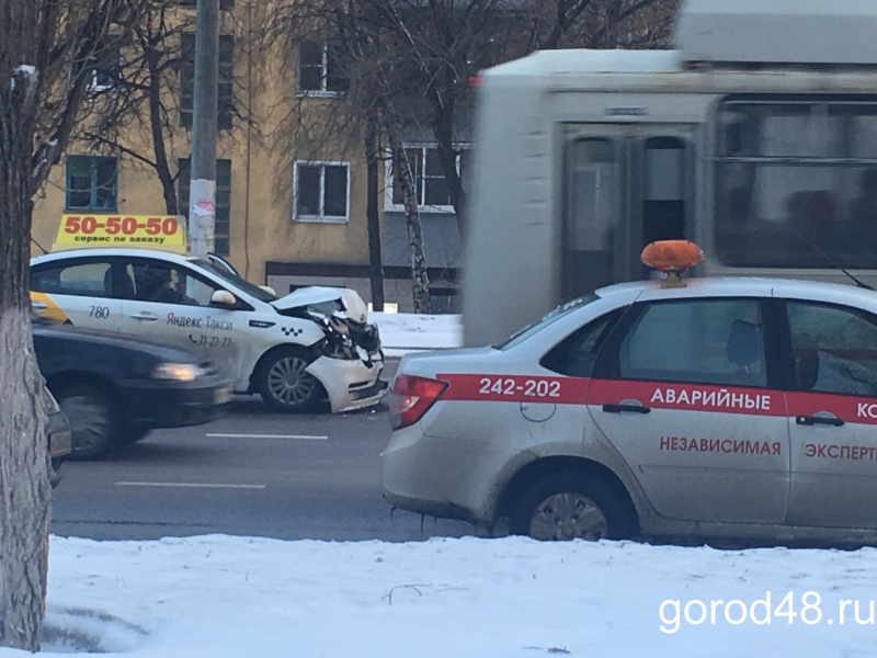 Столкновение уничтожило такси Столкновение уничтожило такси