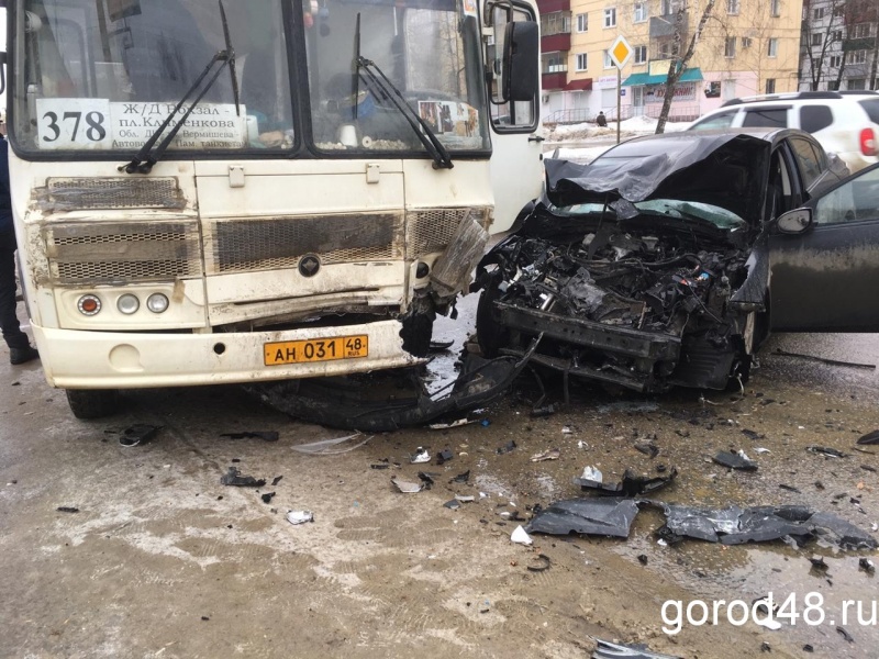 Шесть человек пострадали в столкновении на улице Терешковой Шесть человек пострадали в столкновении на улице Терешковой