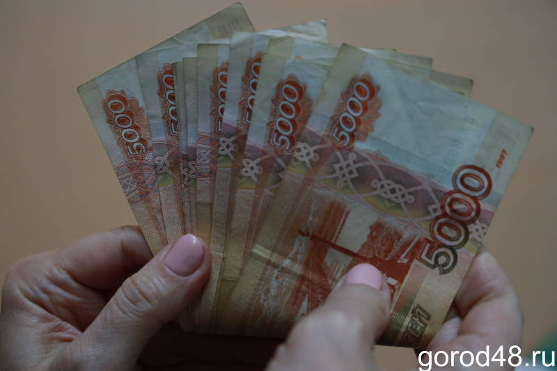 Помощницу пенсионерки обвиняют в краже у неё 52 000 рублей 