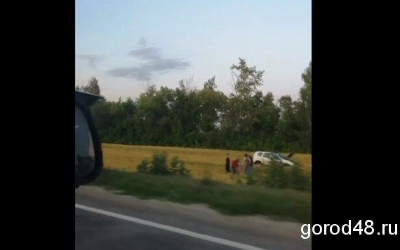 В Липецкой области автомобиль вылетел с дороги В Липецкой области автомобиль вылетел с дороги