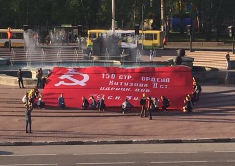 В Липецк из Москвы прибыло Знамя Победы В Липецк из Москвы прибыло Знамя Победы