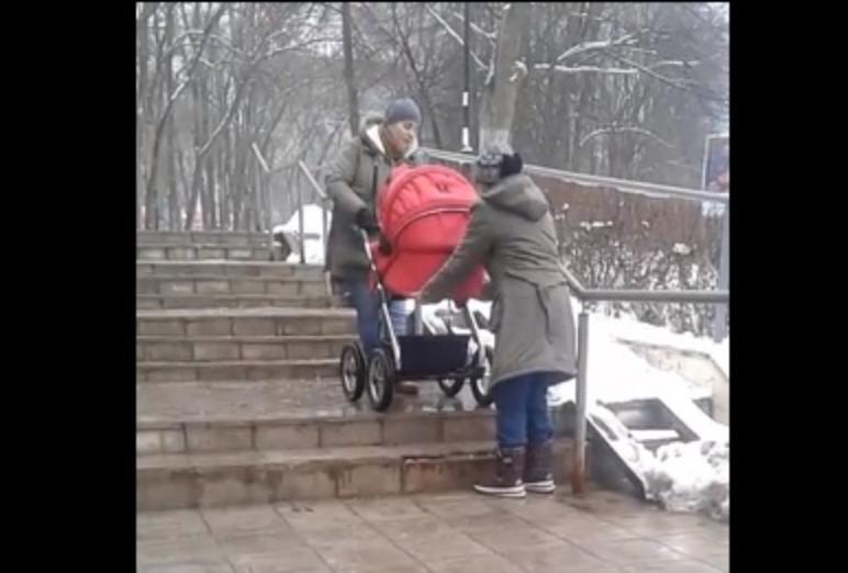 Липчанкам пришлось тащить коляску по лестнице из-за заваленного снегом пандуса Липчанкам пришлось тащить коляску по лестнице из-за заваленного снегом пандуса