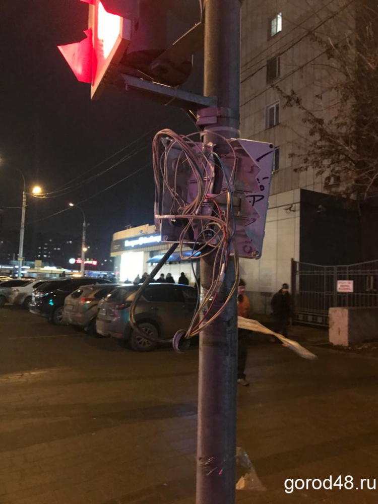 Вандалы разбили светофор на улице Первомайской Вандалы разбили светофор на улице Первомайской