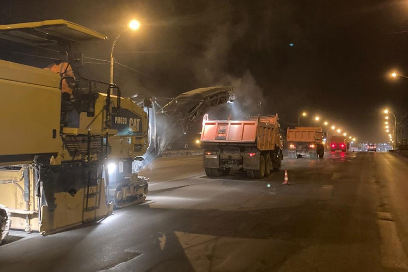 На Сокольском мосту срезали 6000 квадратных метров асфальта, новый уложат к концу недели На Сокольском мосту срезали 6000 квадратных метров асфальта, новый уложат к концу недели
