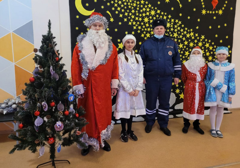 Полицейские привели в школу Деда Мороза