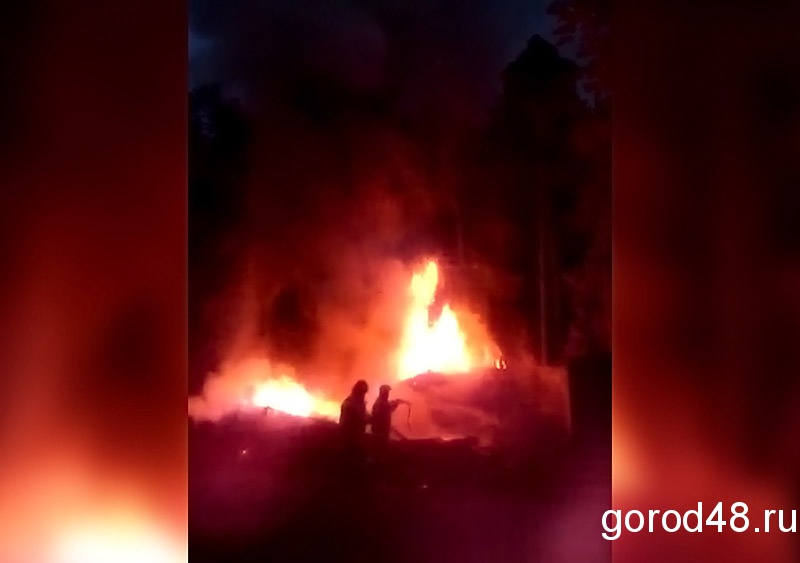 Мусорная свалка полыхала рядом с автозаправкой Мусорная свалка полыхала рядом с автозаправкой
