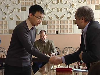 Санан Сюгиров впервые провел сеанс одновременной игры Санан Сюгиров впервые провел сеанс одновременной игры