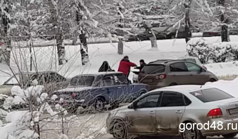 Конфликт водителей на узкой дороге попал на видео Конфликт водителей на узкой дороге попал на видео